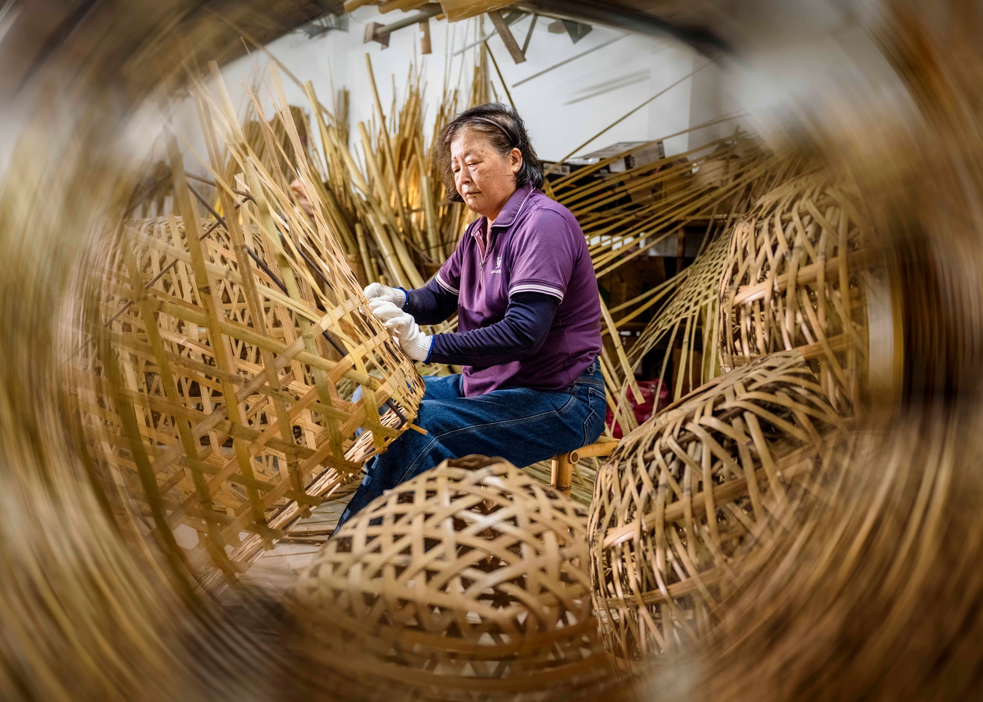 03-銅牌-吳秀玲-編竹籠