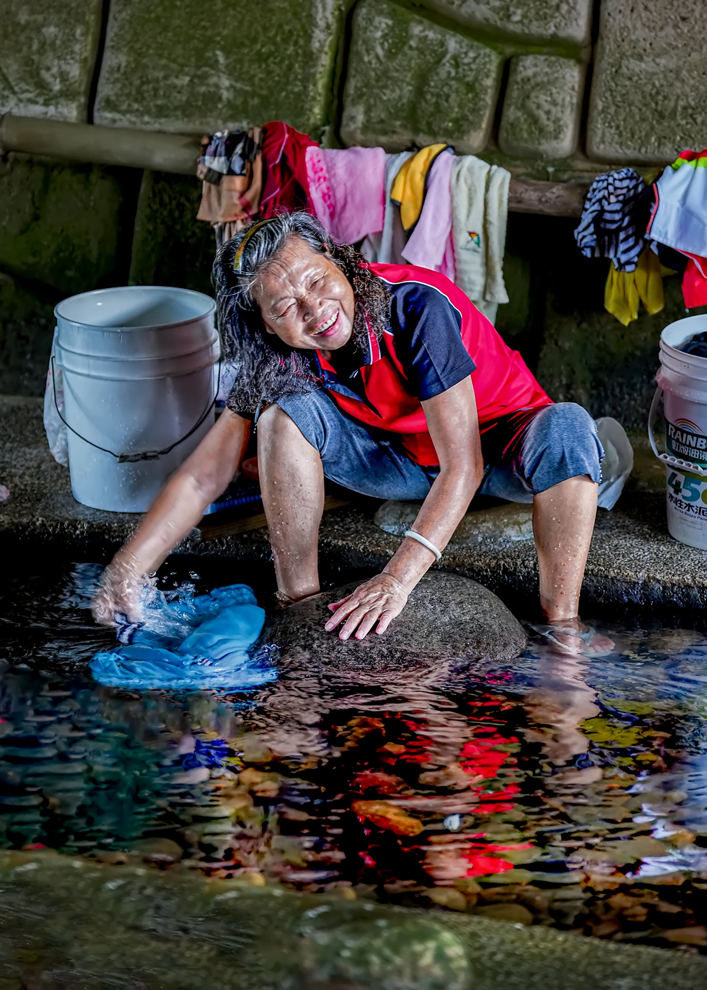 05.入選.溪邊洗衣.張坤柏
