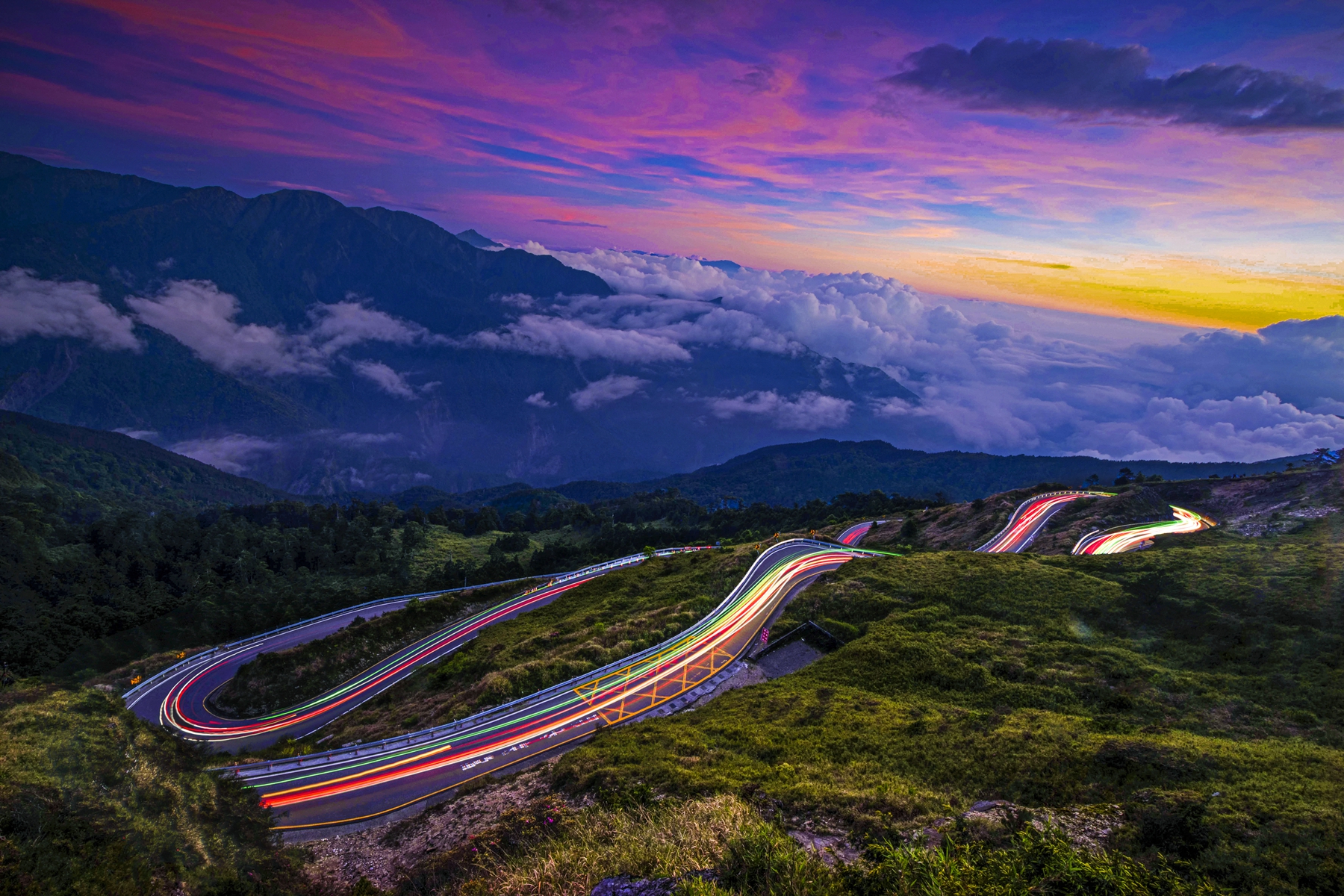 3月入選-邱瑞山-黃昏、雲海、車軌