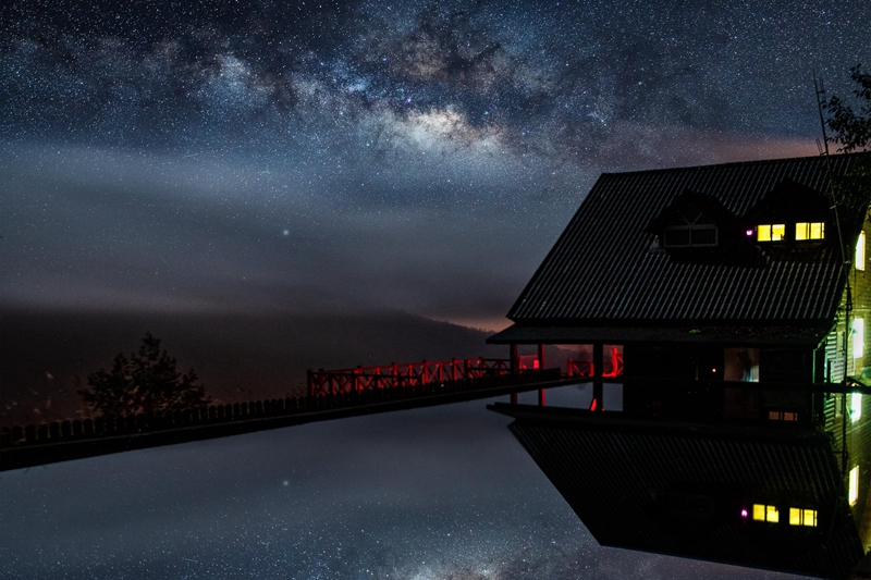 6月入選-楊朝文-登山口小屋銀河