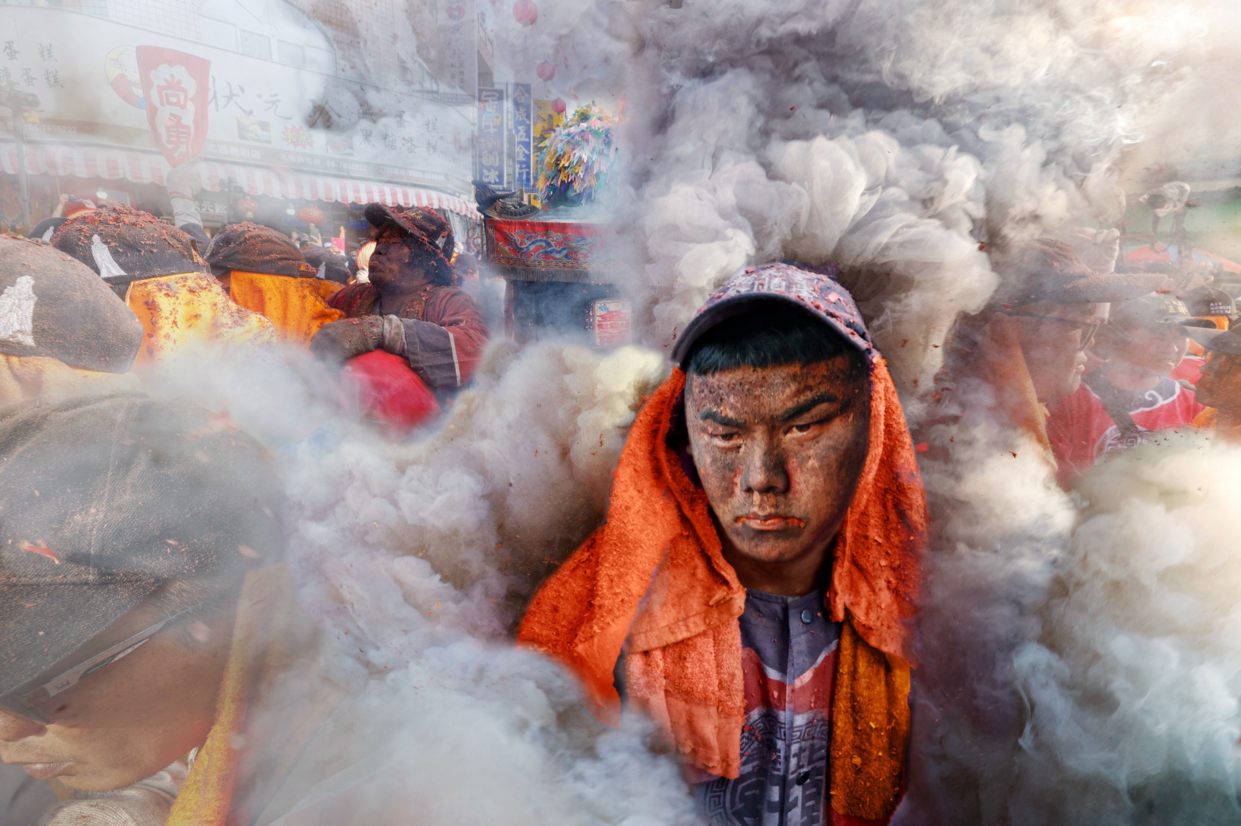 11月入選-邱瑞山-圍轎伕吃炮灰