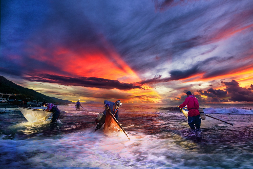 7月佳作-邱瑞山-撈魚苗迎晨曦