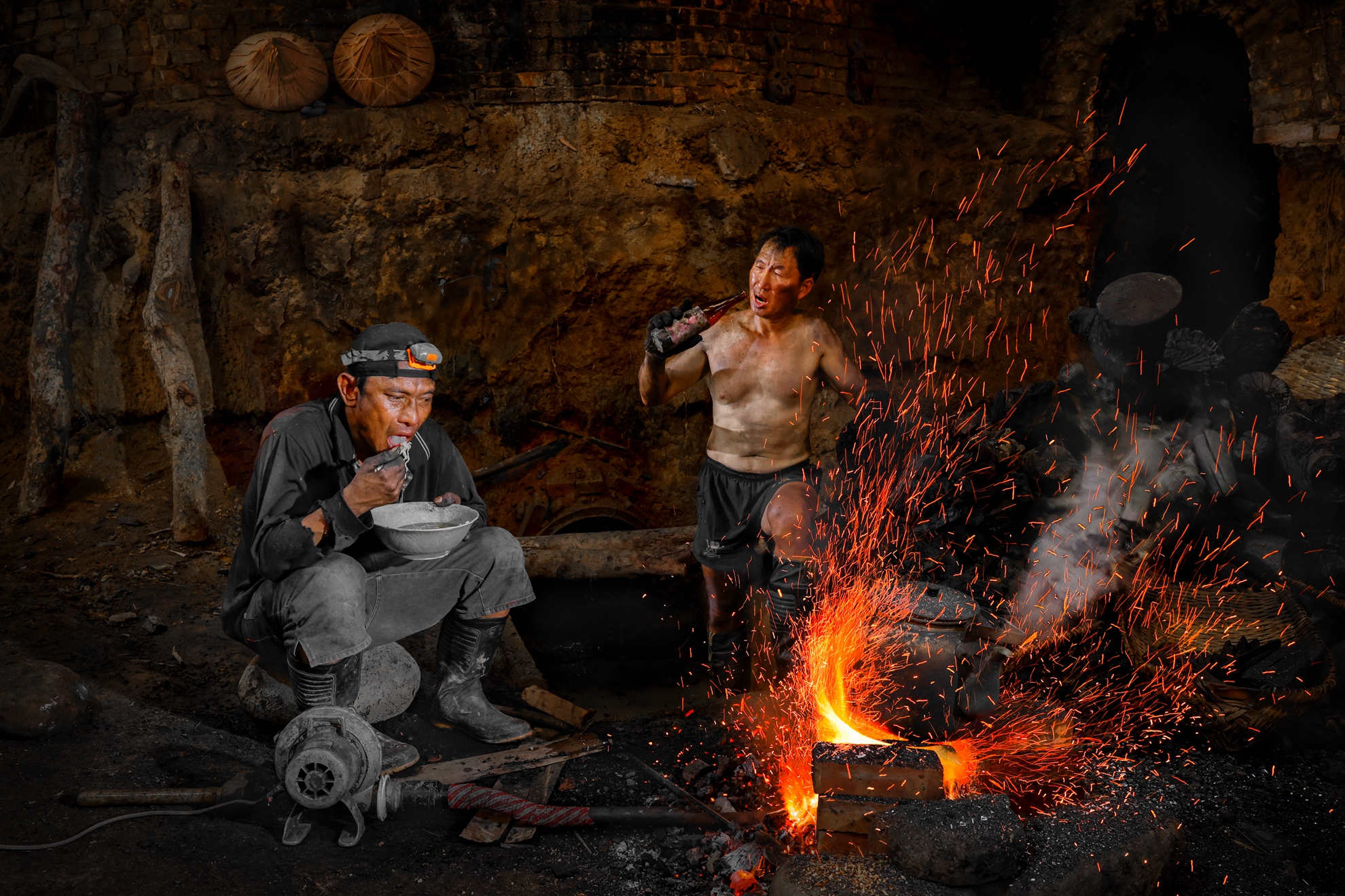 八月入選-邱瑞山-炭窯忙裡偷閒