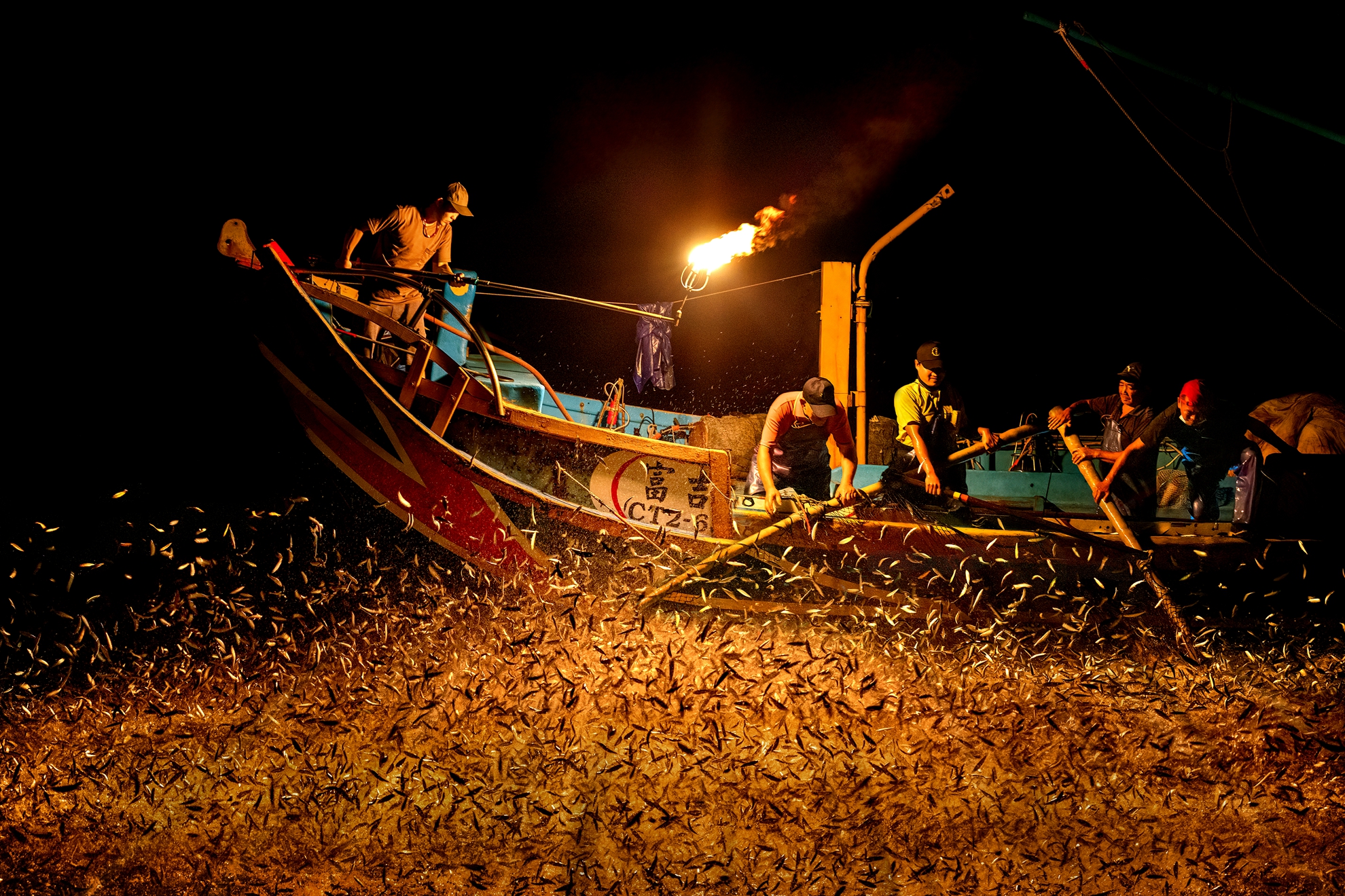 11月佳作-邱瑞山-磺火捕魚