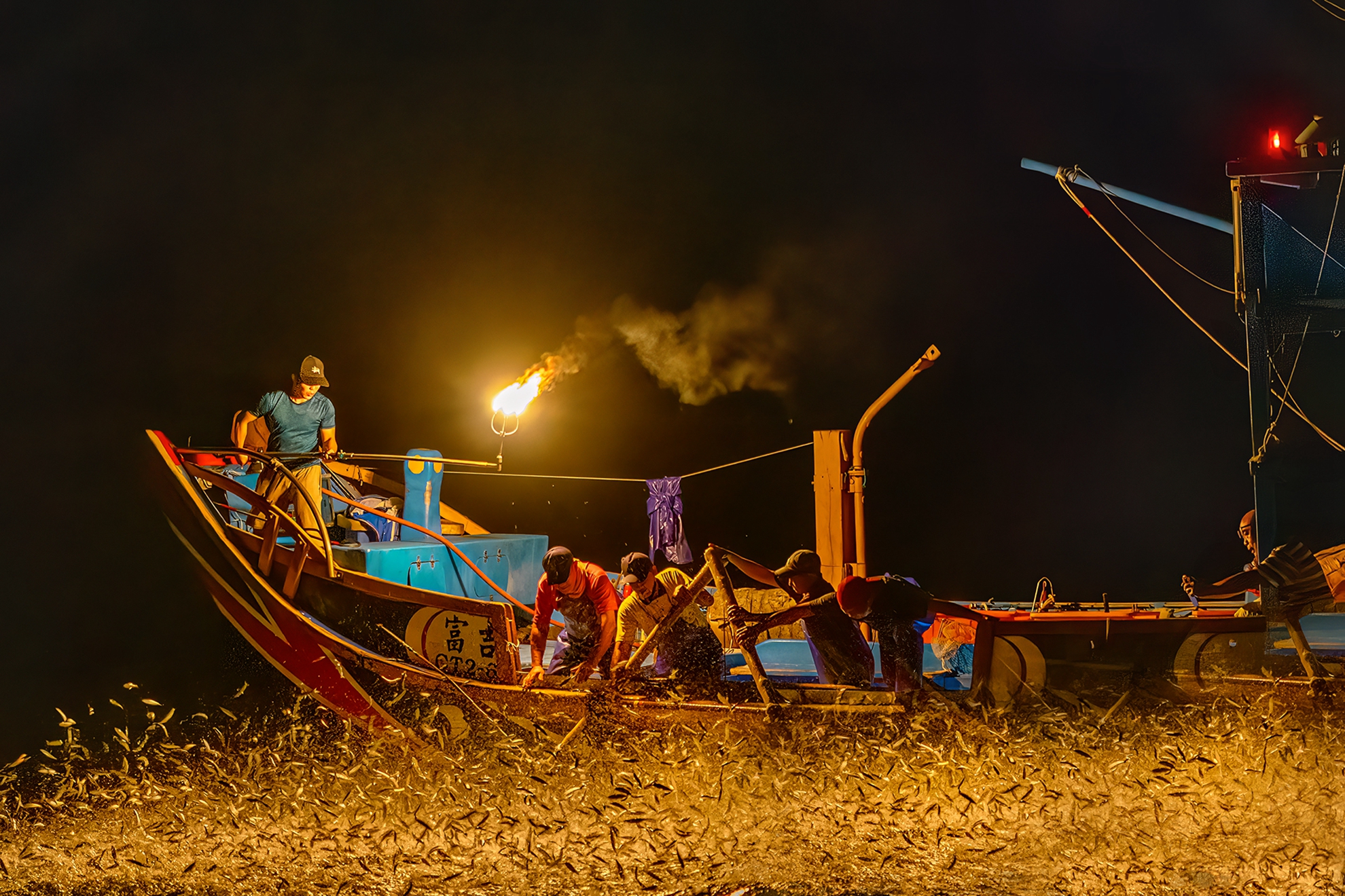 8月-佳作-戴志英-磺火捕魚