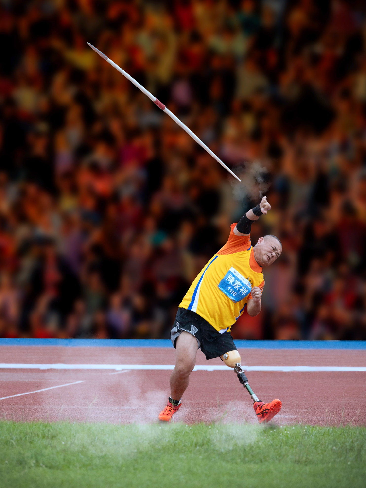 9月-入選-吳(糸秀)華-奮力一擲