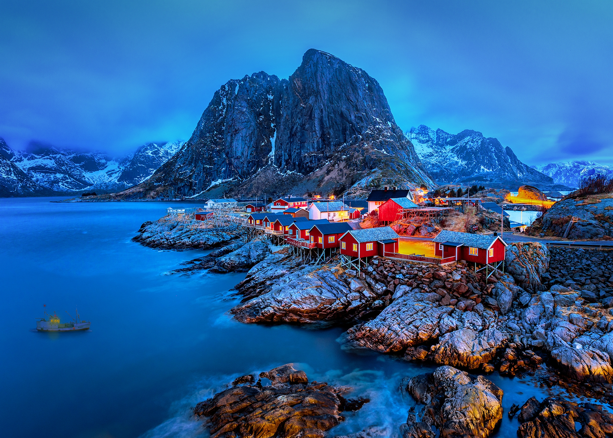 2月-(春)-佳作-陳錫沼-雪峰下的燈火